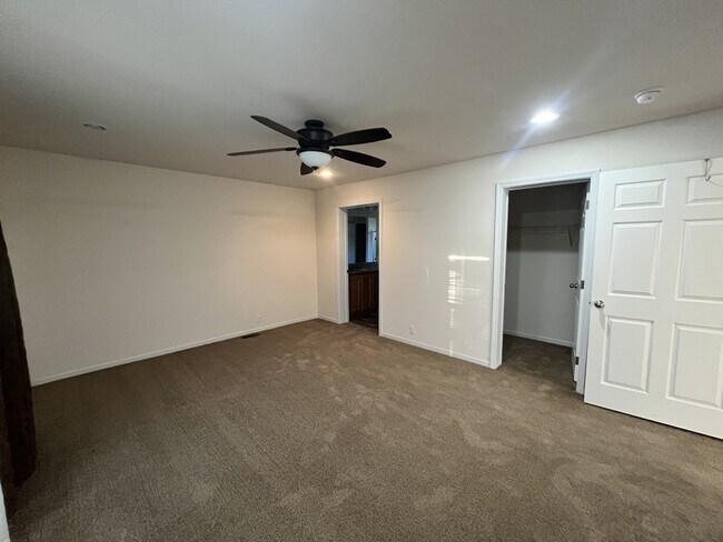 Building Photo - 16340 Sycamore Ave