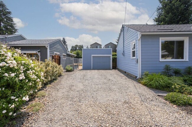 Building Photo - Charming Two Bedroom Haven in SE Portland!