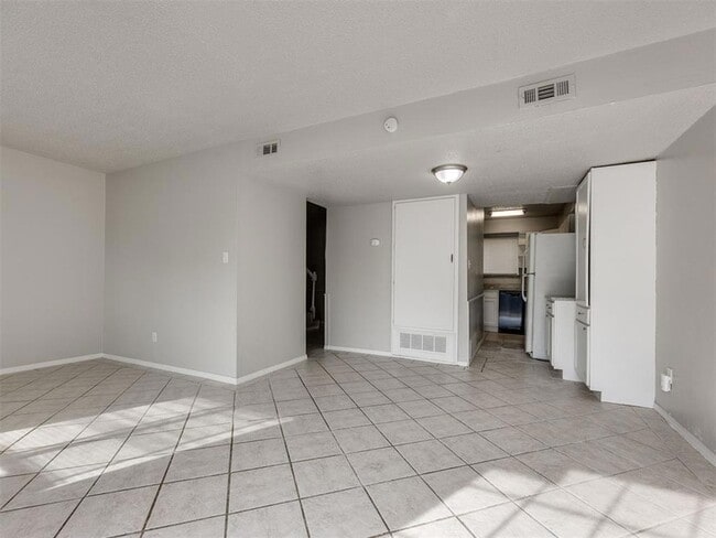 Building Photo - 1402 Bill Carrol Dr