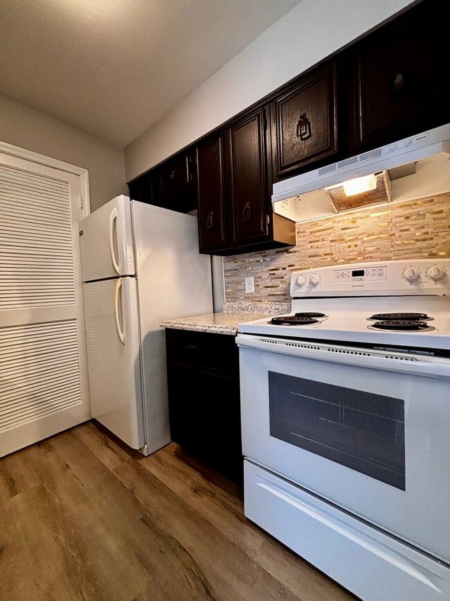 Building Photo - Newly Renovated 2 bedroom 1.5 bath townhou...