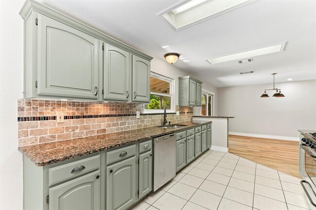 Building Photo - 1807 Iris Ln