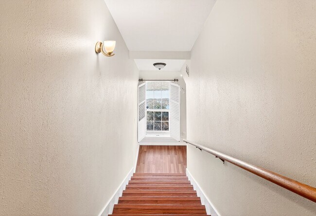 Building Photo - 1308 Roanoke Ct