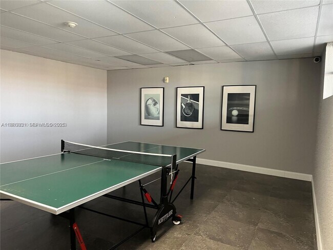 Building Photo - 200 Leslie Dr