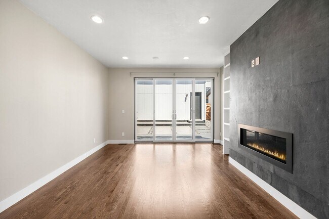 Building Photo - 3BD, 4BA Sunnyside Home With Office and Rooftop Deck