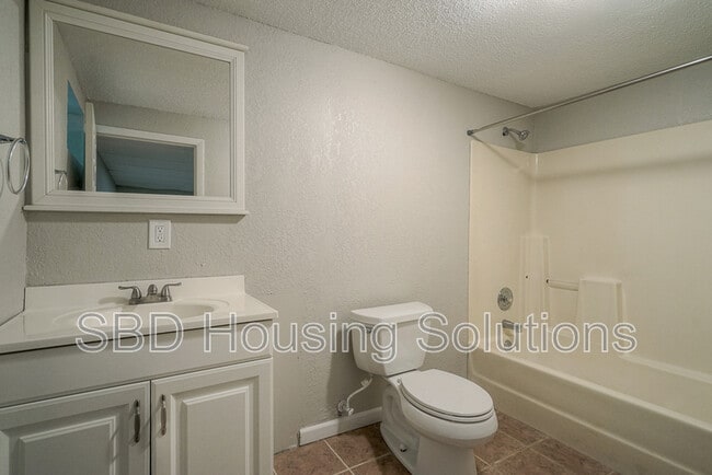 Building Photo - 1404 N Pearl Dr