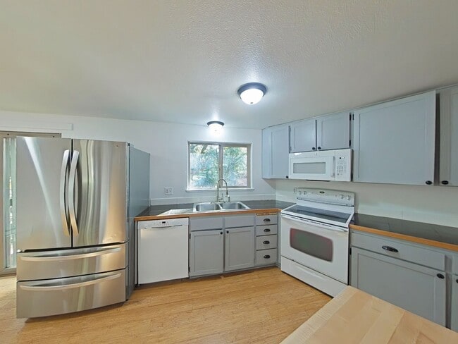 Building Photo - Peaceful and Private 3 Bedroom Home on 5 A...