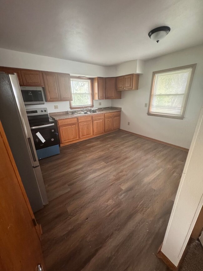 Building Photo - Menomonee Falls 3 bedroom upper