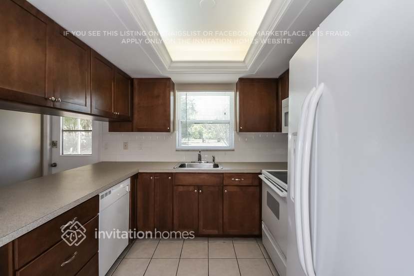 Building Photo - 3403 Cambridge Dr W