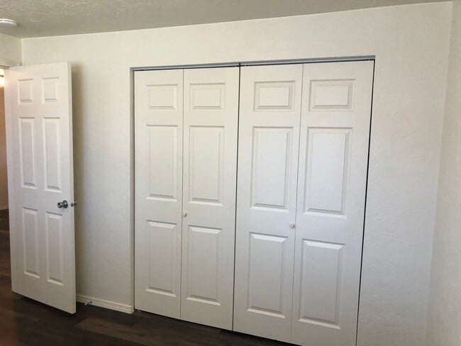 Building Photo - Freshly updated 2 bedroom 1 bathroom duplex with garage!