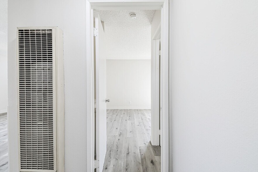 Building Photo - 1128 Stanley Ave