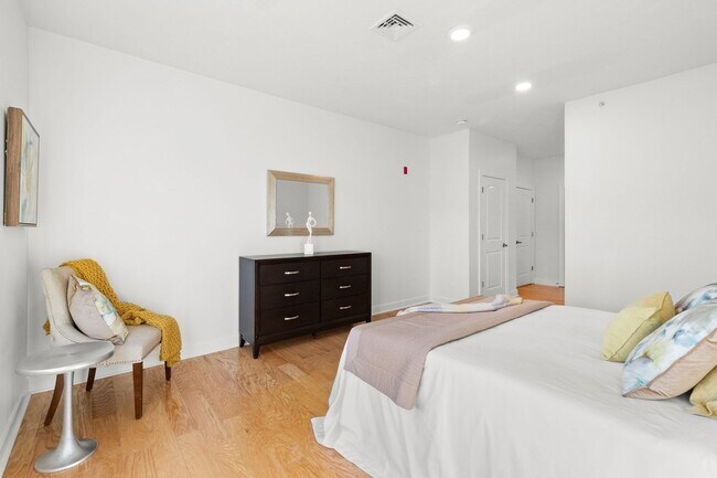 Building Photo - Danvers Updated 3 Bed 2 Bath | Top Floor Condo | Avail Now