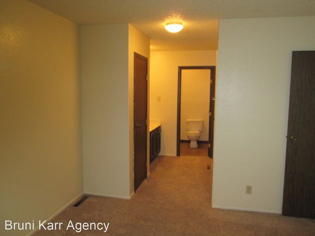 Building Photo - 2 br, 2.5 bath House - 7451 Prairie Rd NE