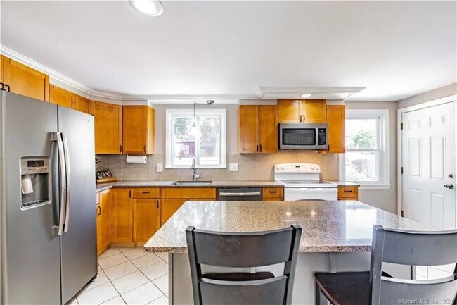 Building Photo - Spacious 4BR House in Enfield