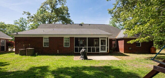 Building Photo - Available mid June!