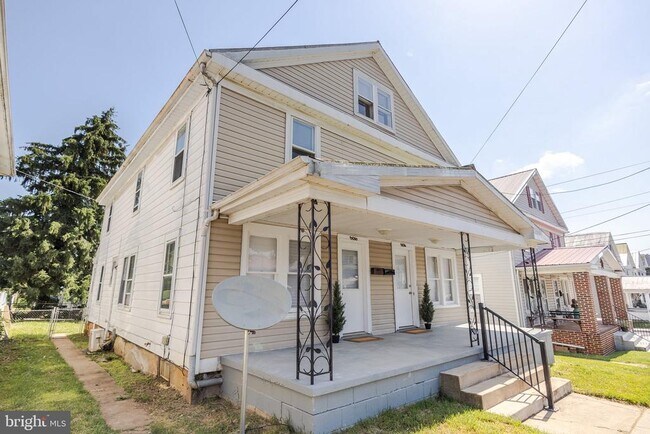 Building Photo - 806 W John St