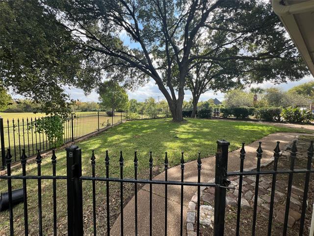 Building Photo - 2601 Oak Point Dr