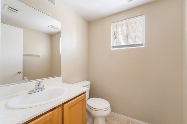 Building Photo - Comfortable Living Near City Conveniences!