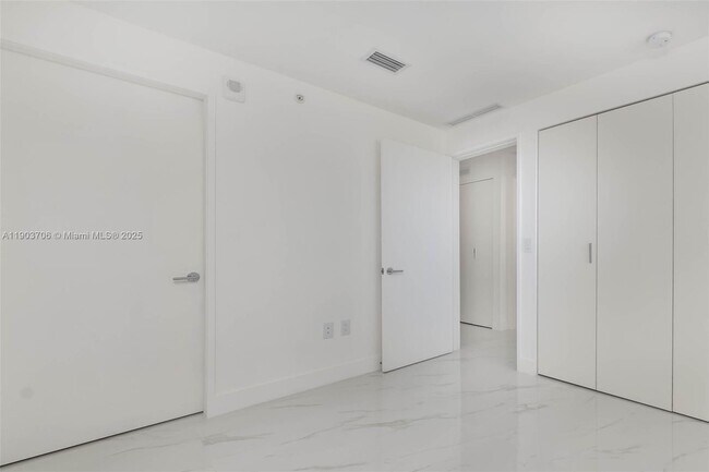 Building Photo - 700 NE 24th St