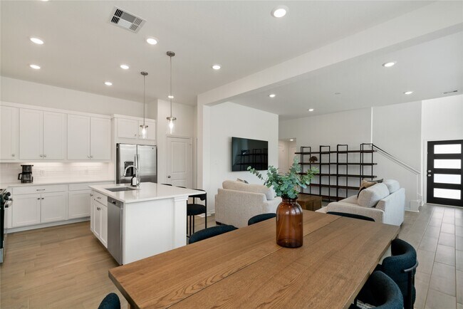 Building Photo - 603 Silver Pear Ct