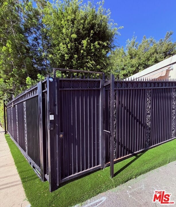 Building Photo - 602 N Maple Dr