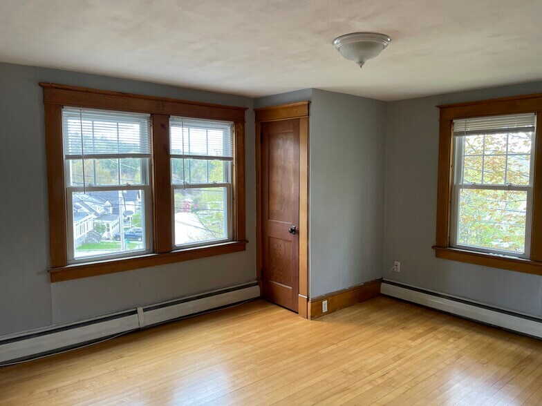 Building Photo - 93 School St