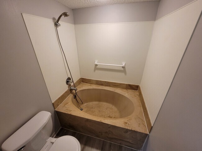 Building Photo - 5544 Cabot Dr N