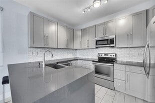 Building Photo - 150 Jacaranda Country Club Dr