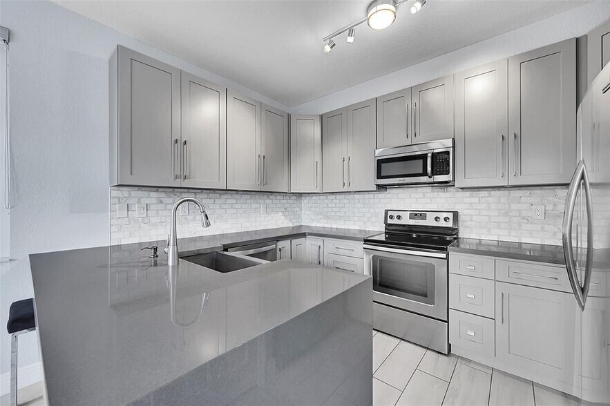 Primary Photo - 150 Jacaranda Country Club Dr