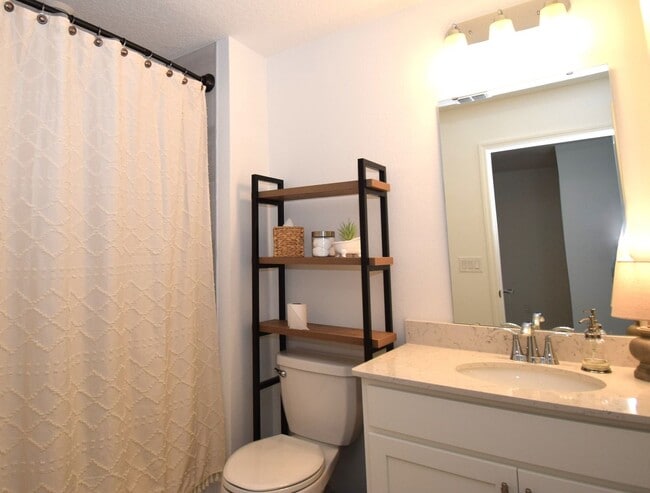 Building Photo - Spacious 3-bedroom, 2.5-bath townhome