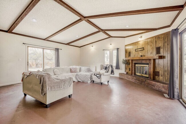Building Photo - Spacious Cul-de-Sac Home Near CSU