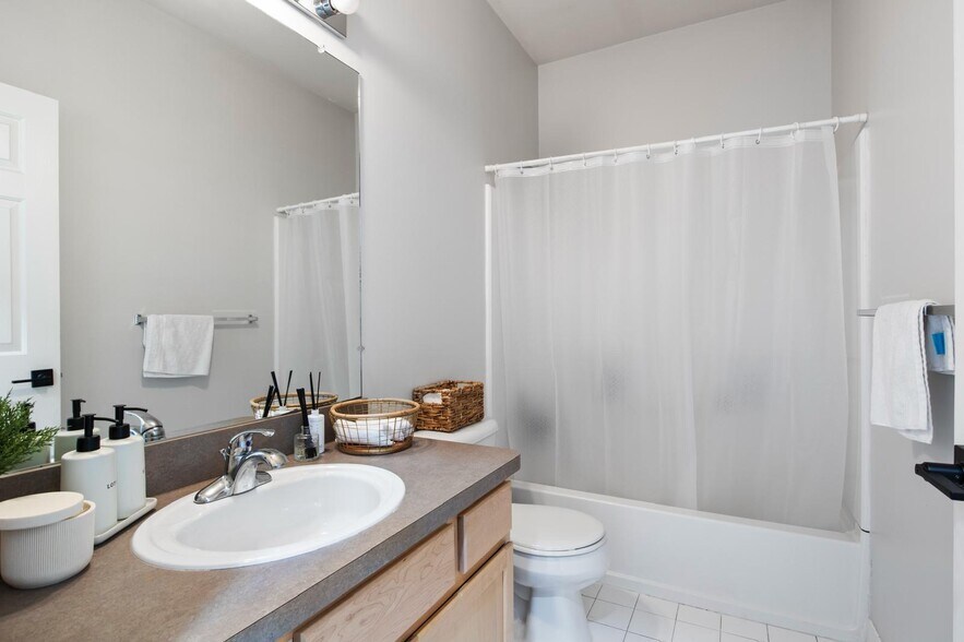 Master BR attached Bath - 40433 Glen Eagle Ln