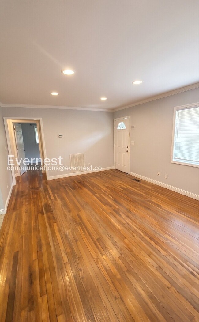 Building Photo - 2 Bed/1 Bath Home with Garage / Available Now!
