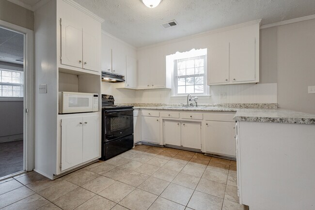 Building Photo - REDUCED!