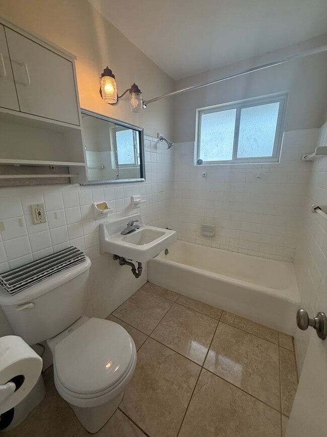 Building Photo - Highly Desired Tyrone home 2/1.5