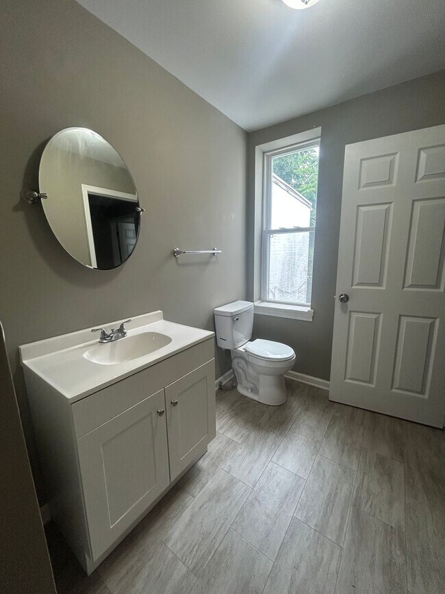 Building Photo - This end-of-row townhome Old Uptown Harris...
