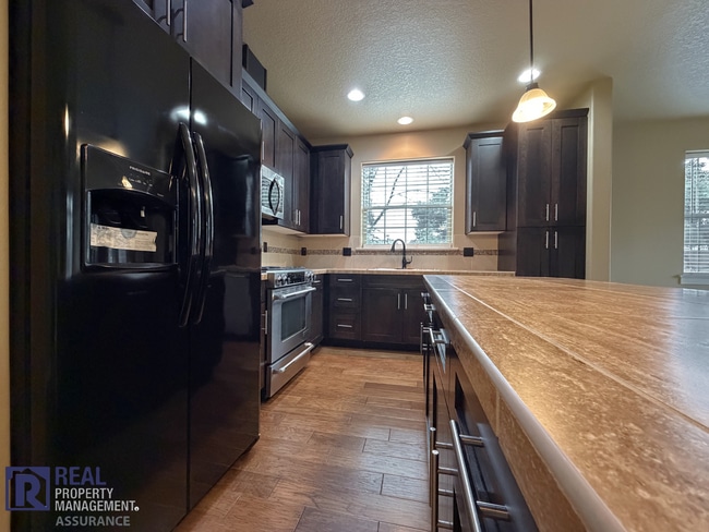 Building Photo - MOVE-IN SPECIAL - Spacious 2BR Townhome with Garage Parking in Prime Beaverton Location!