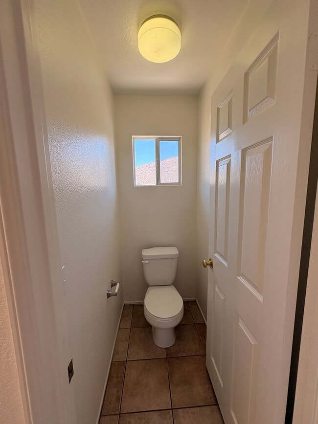 Building Photo - 4 Bed, 2.5 Bath in Riverside!