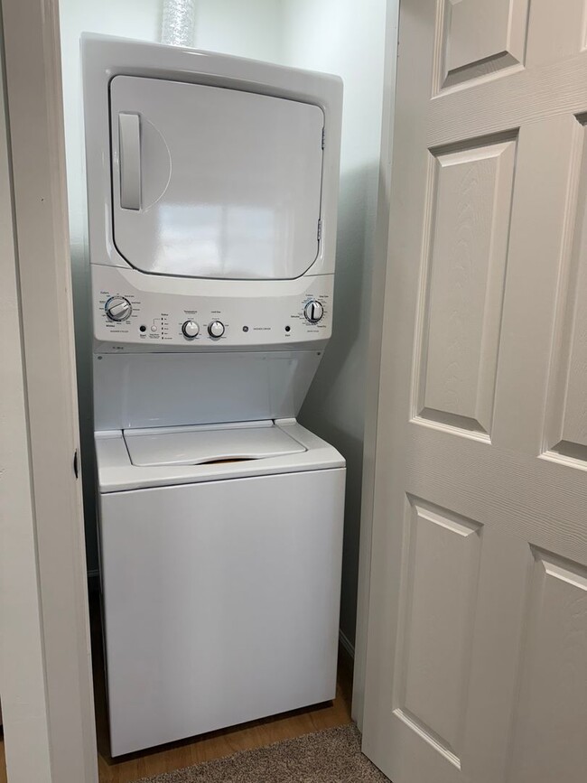 Building Photo - Quiet & Cute! Remodeled 1 Bed, 1 Bath Near...