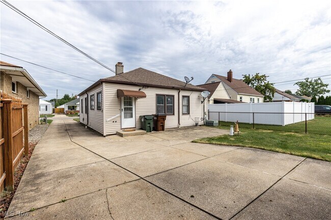 Building Photo - 1303 Dartmoor Ave