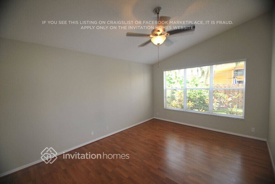 Building Photo - 9549 Lago Dr