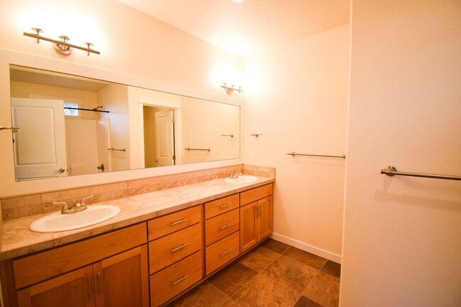 Building Photo - Beautiful Condo In the Heart of Beaverton!