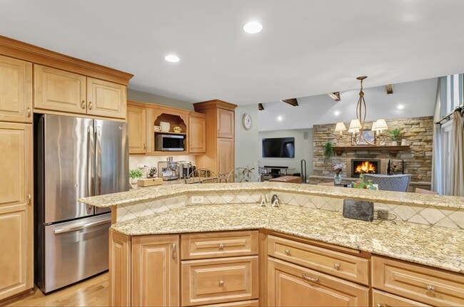 Building Photo - 985 Chapel Ct N