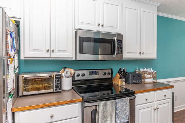Building Photo - SPACIOUS Brick Home in Lane Tree (Goldsboro)! 3 Bedroom | 2 Bath w/ Bonus Room & 2-Car Garage