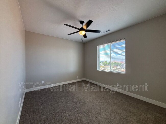 Building Photo - 840 Twin Lakes Dr