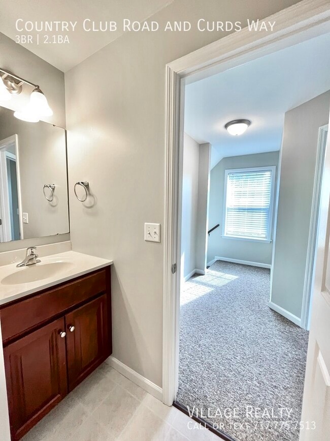 Building Photo - 703 Country Club Rd