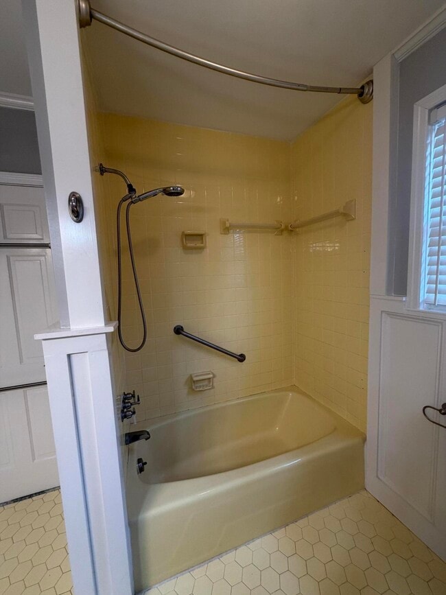 Building Photo - 115 Adams Ave