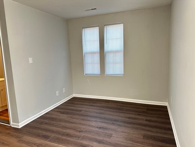 Building Photo - SE Duplex