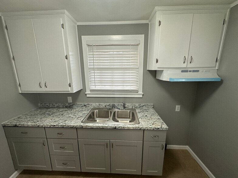 Building Photo - 1528 S Lartigue Ave