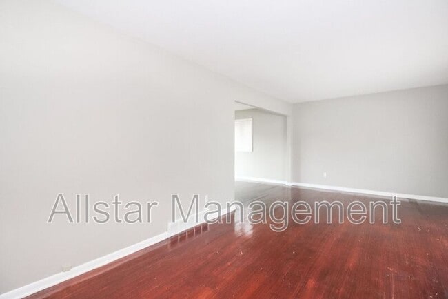 Building Photo - 404 E 215th St