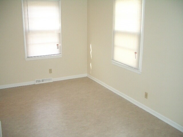 Building Photo - Midtown Duplex close to KU Med and 39th Street Shops and Entertainment